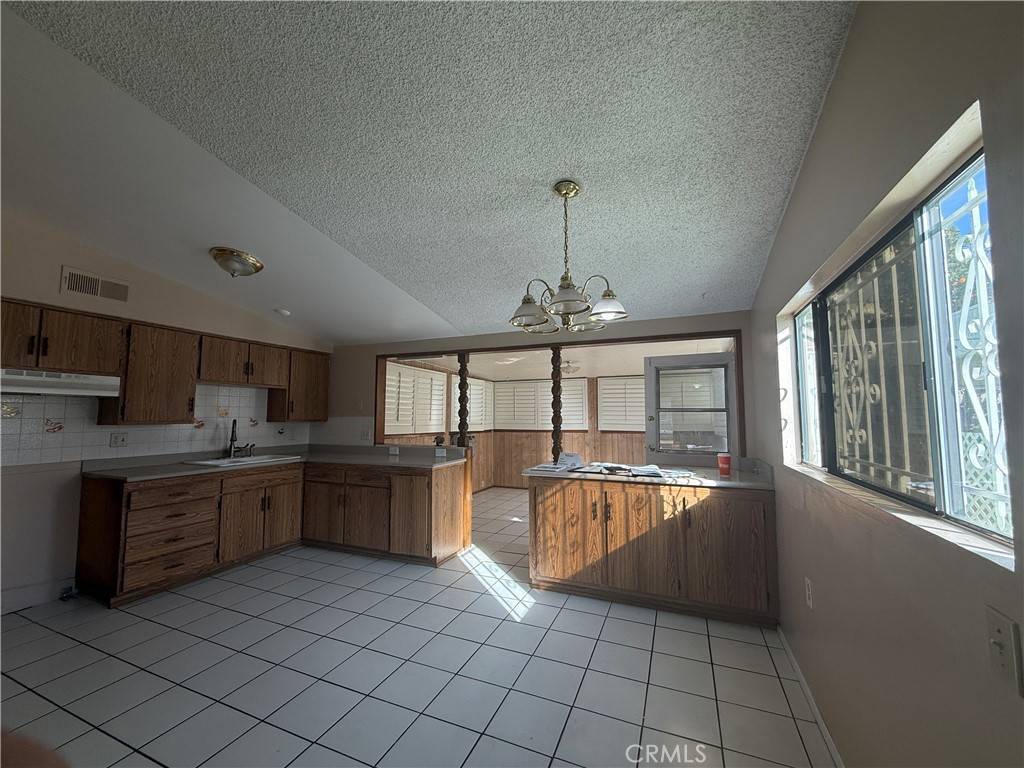 Rialto, CA 92376,941 S Sycamore AVE