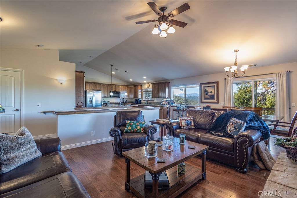 Crestline, CA 92325,25152 Valle DR
