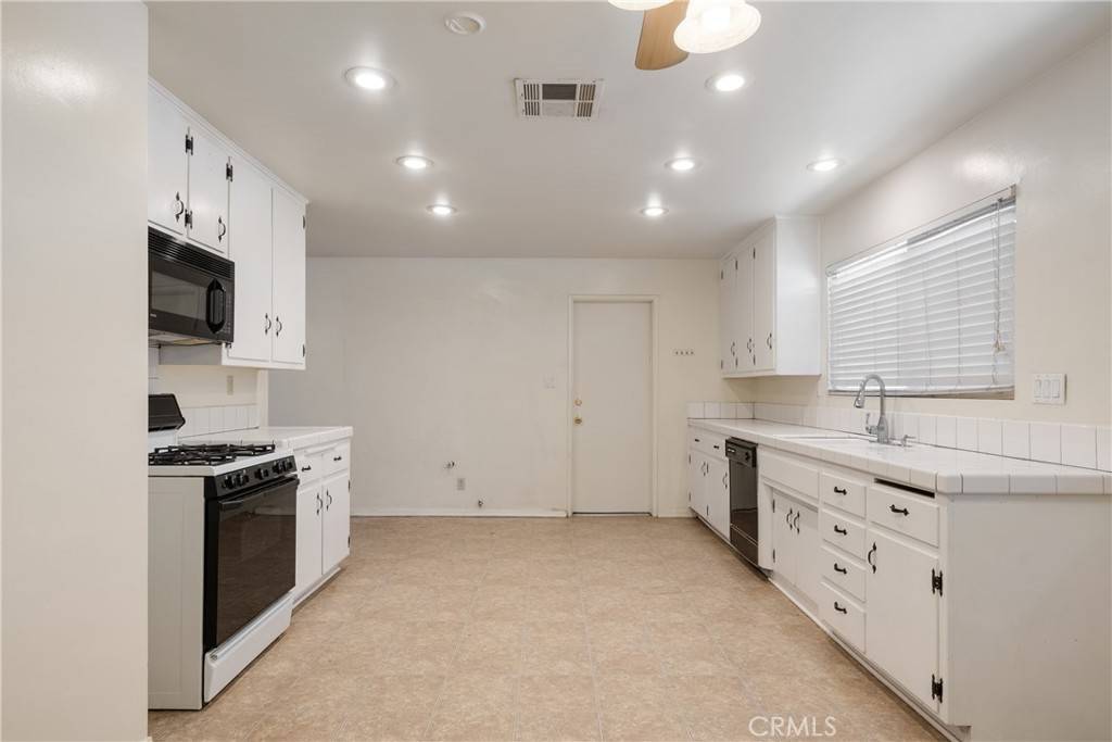 Hesperia, CA 92345,10004 Oakwood AVE