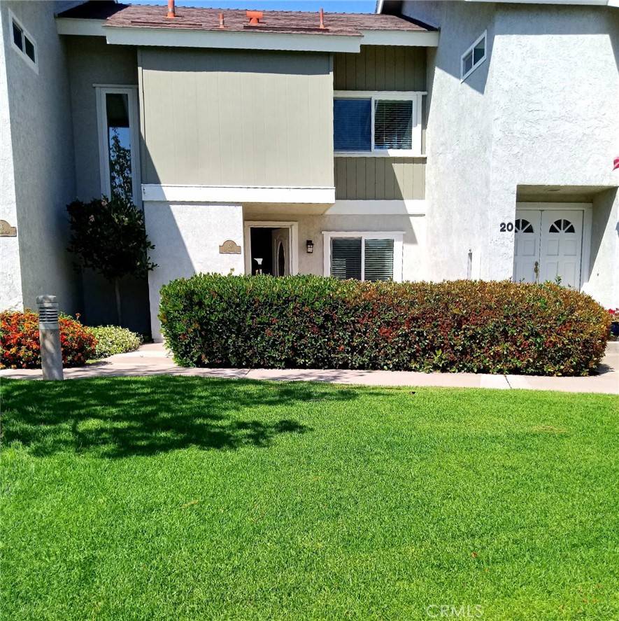 Irvine, CA 92604,18 Goldenbush