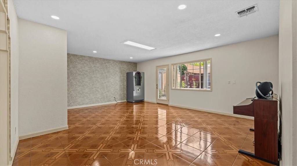 Montclair, CA 91763,9811 Bolton AVE