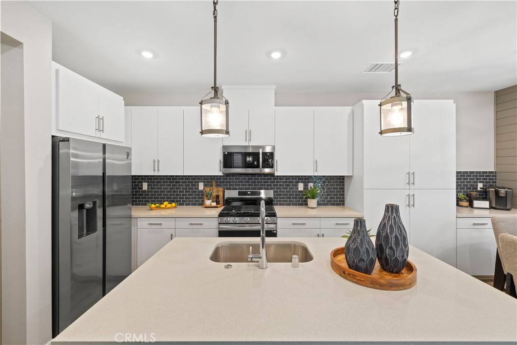 Fontana, CA 92336,15964 Sparrow CT