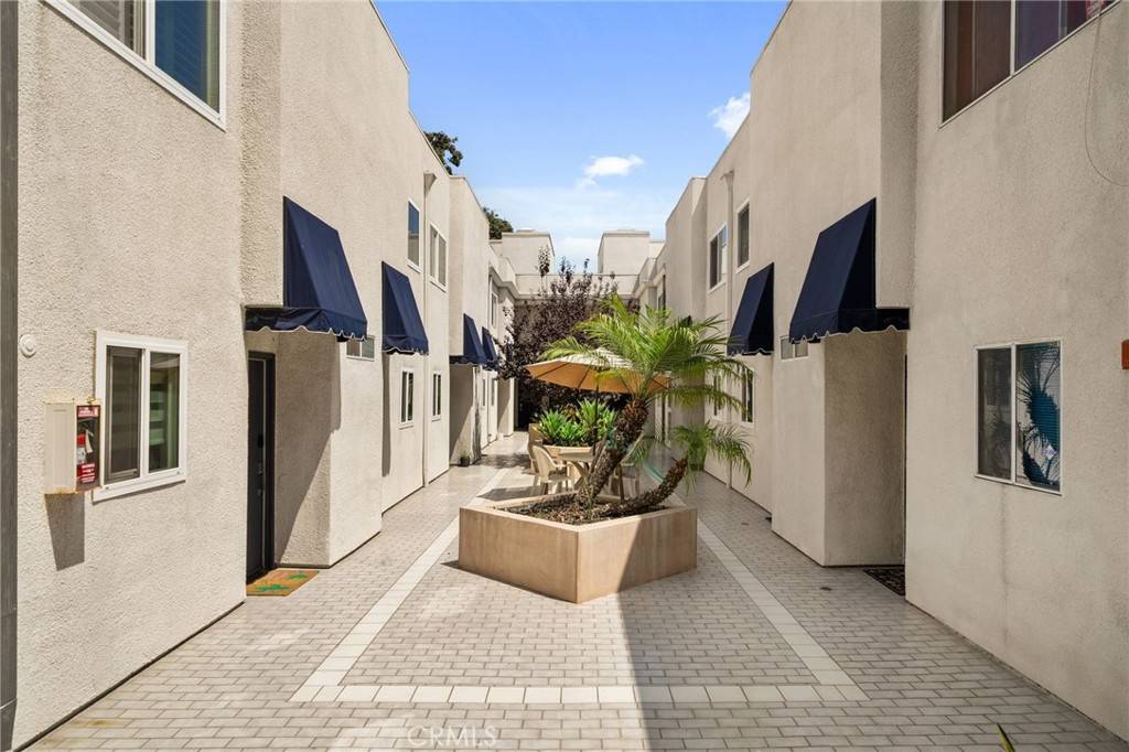North Hollywood, CA 91602,11119 Camarillo St #104