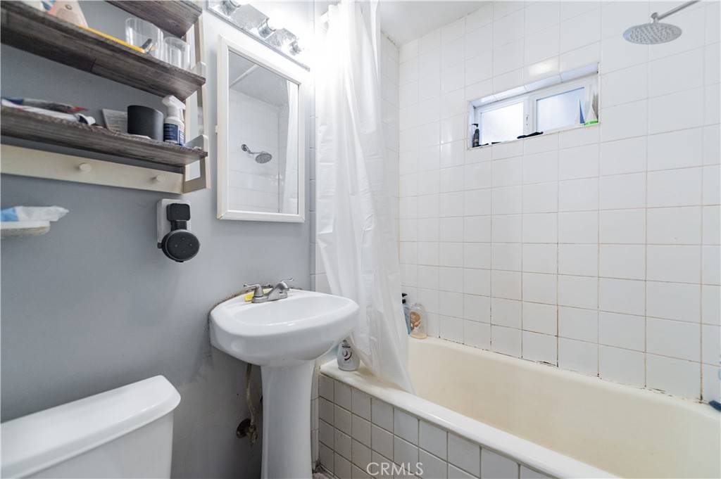 Los Angeles, CA 90004,3877 Middlebury ST