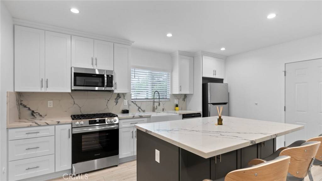 Claremont, CA 91711,330 Teasdale DR