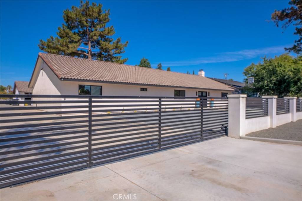 Fontana, CA 92335,9226 Locust AVE