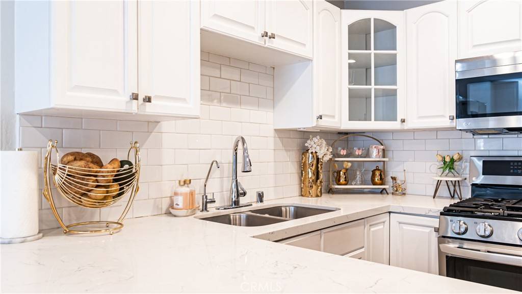 Hollywood Hills, CA 90068,1940 N Highland #26