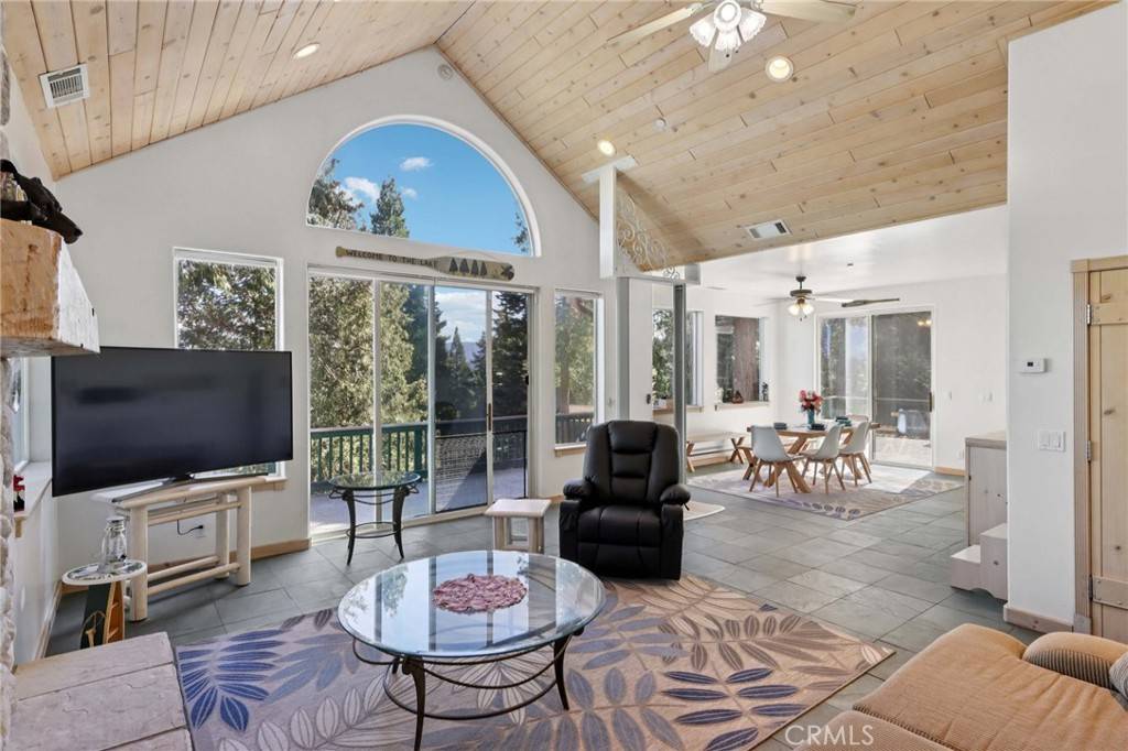 Lake Arrowhead, CA 92317,277 Grizzly RD