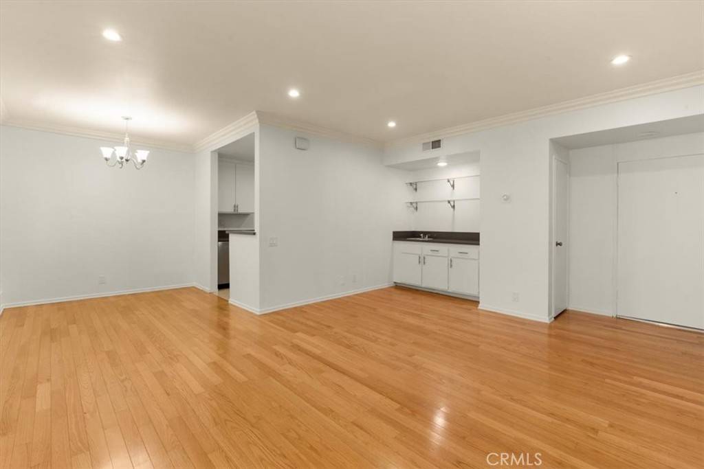 Los Angeles, CA 90035,1115 S Elm DR #207