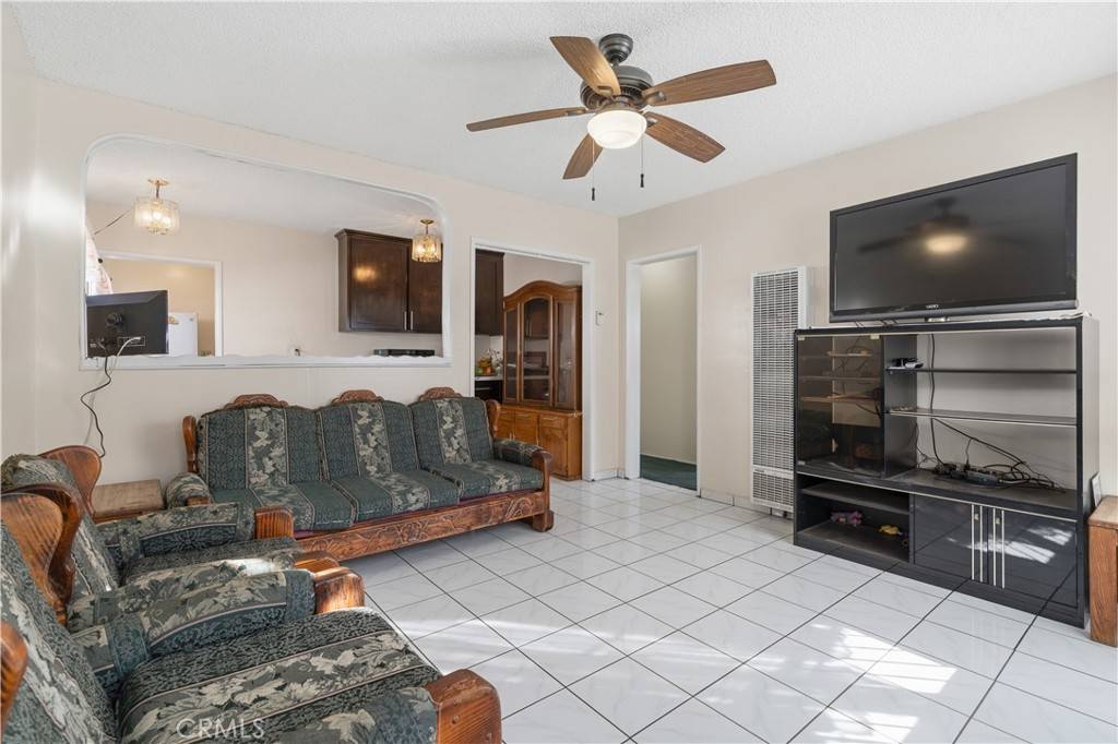 Los Angeles, CA 90003,10208 S San Pedro