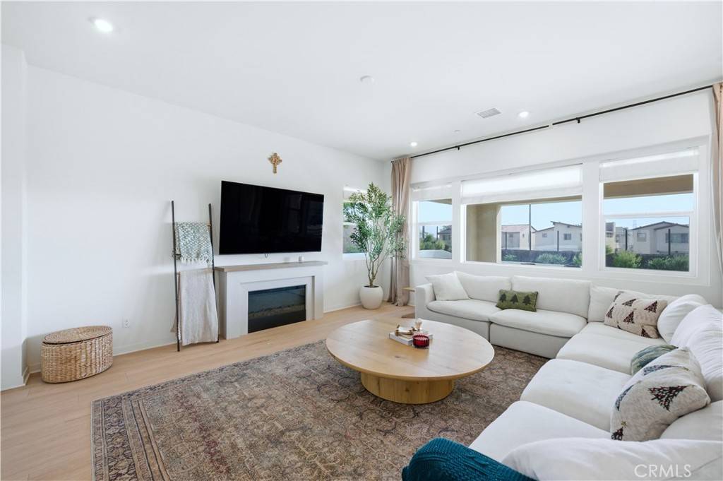 Fontana, CA 92336,15957 Butterfly DR