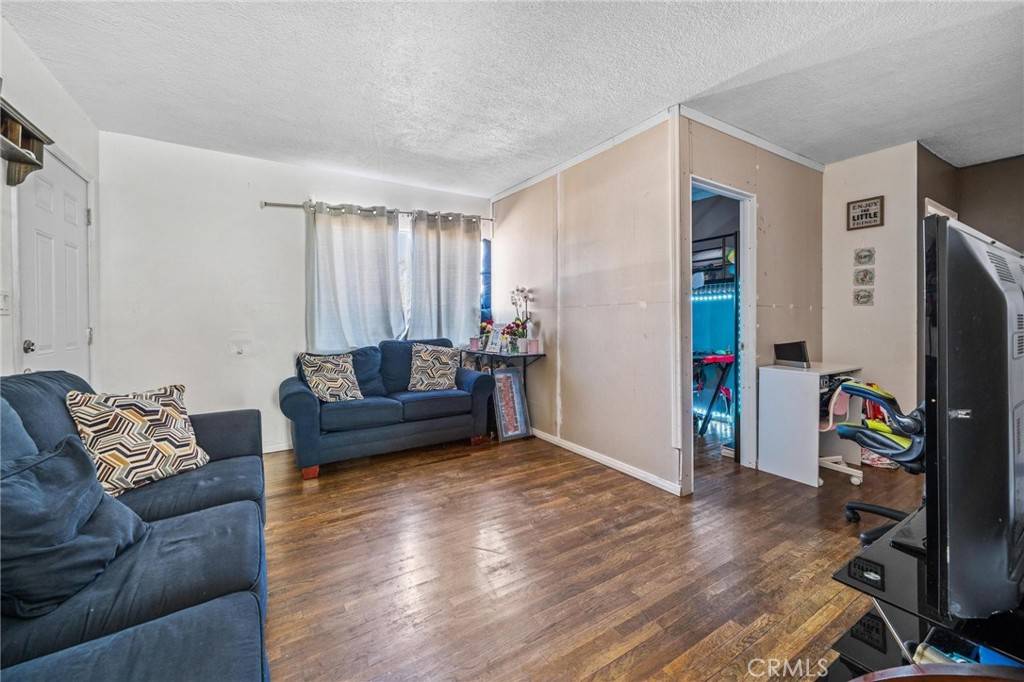 Cudahy, CA 90201,5244 Fostoria ST