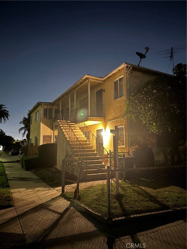 Los Angeles, CA 90016,3446 Hillcrest DR