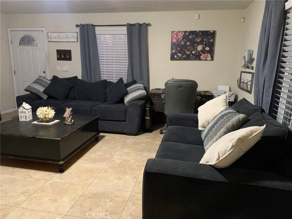 Los Angeles, CA 90003,10316 S San Pedro ST