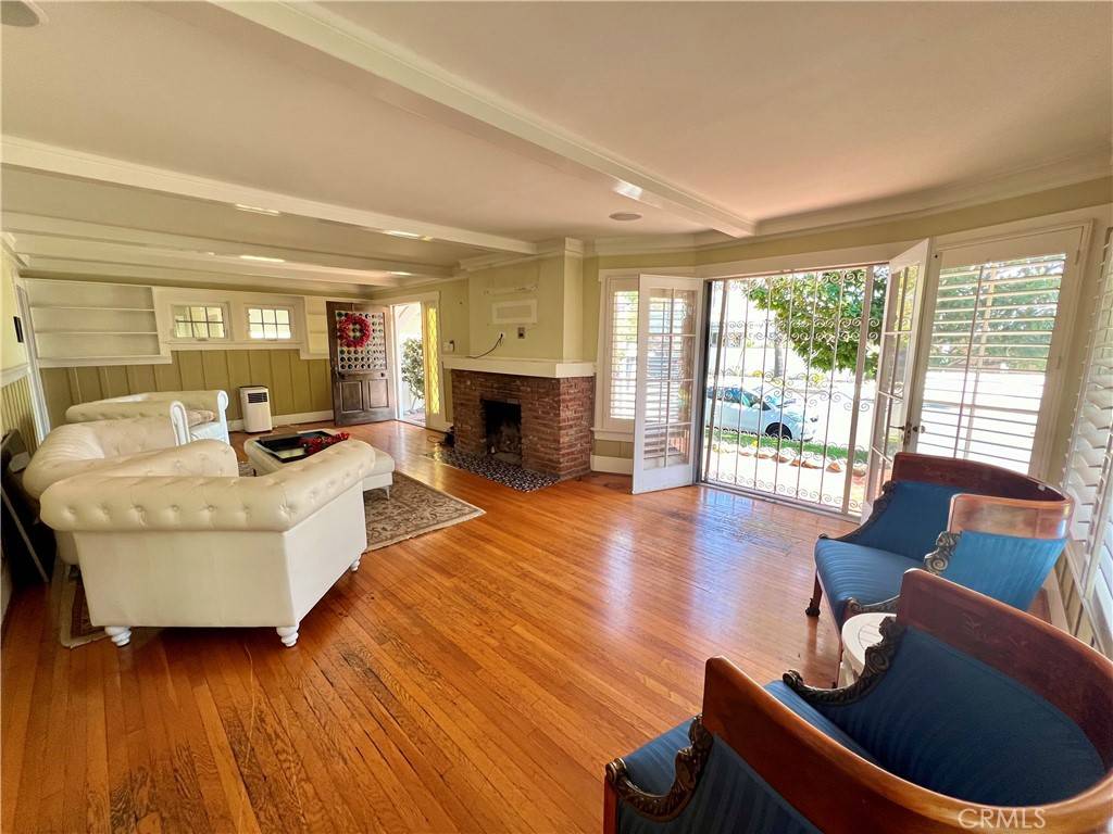 Long Beach, CA 90803,21 Temple Avenue