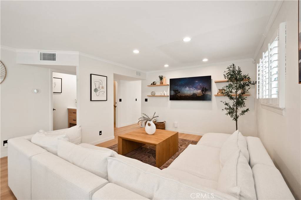 Lake Balboa, CA 91406,7300 Balboa BLVD #A