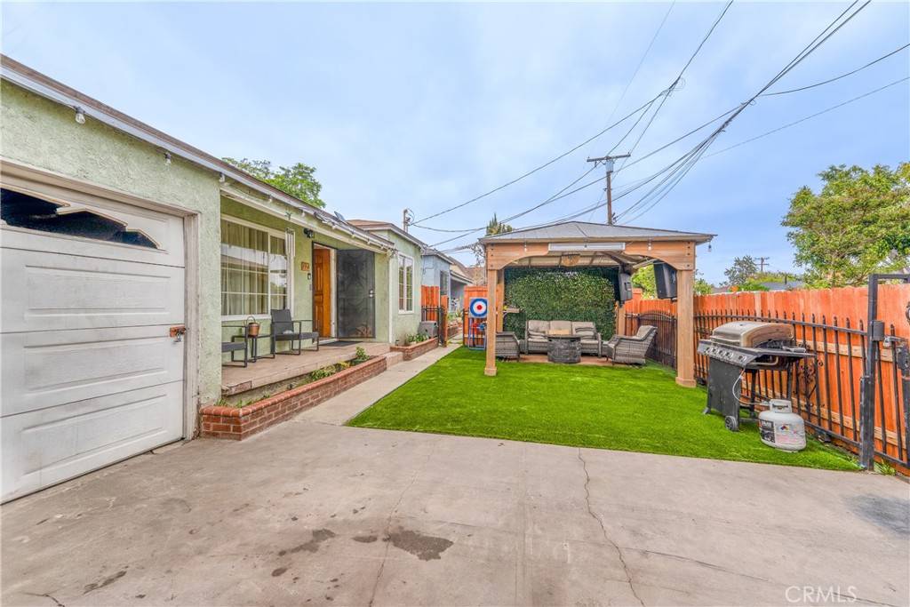Compton, CA 90220,115 N Magnolia CT