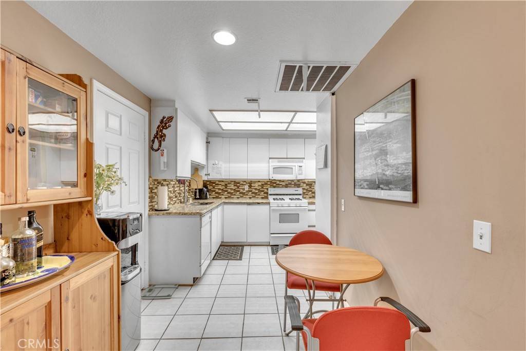 Los Angeles, CA 90024,10511 Ashton AVE #101