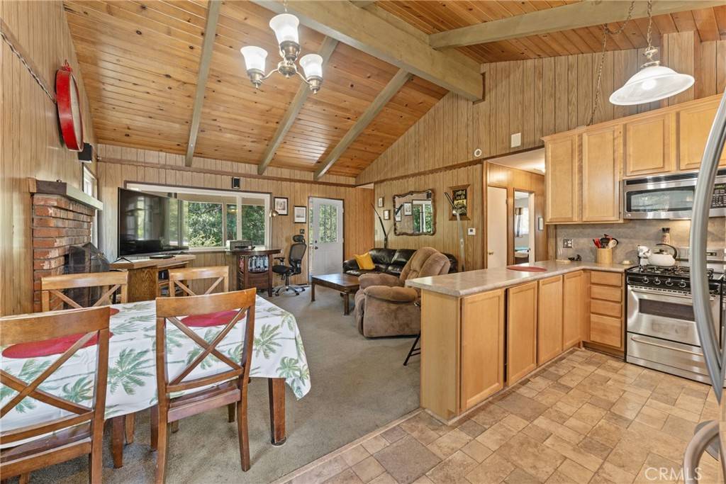 Crestline, CA 92325,810 Arosa DR