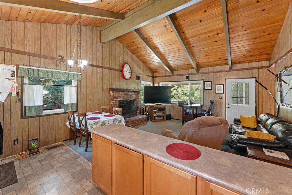 Crestline, CA 92325,810 Arosa DR