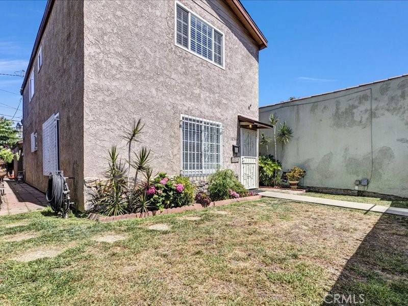 Los Angeles, CA 90003,10316 S San Pedro ST