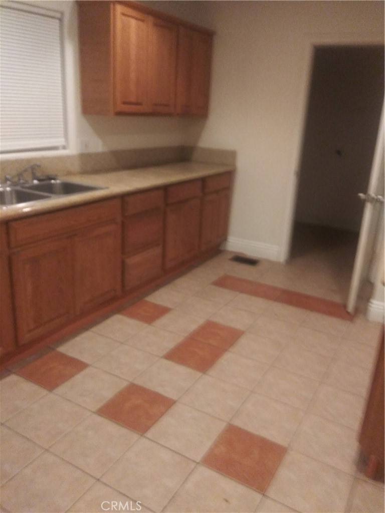 Los Angeles, CA 90047,8463 S Halldale AVE