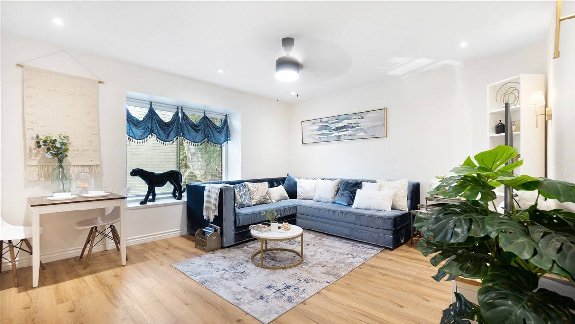 Tustin, CA 92780,13722 Red Hill AVE #84