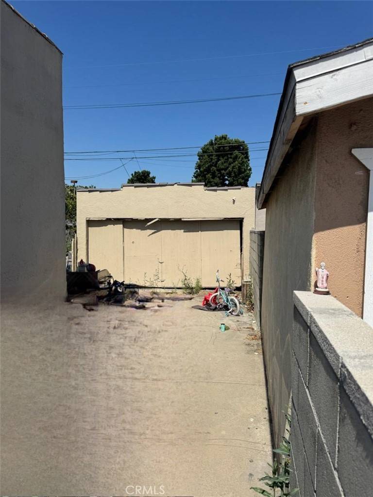 South Gate, CA 90280,10537 California AVE