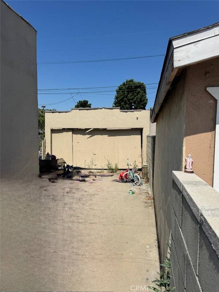 South Gate, CA 90280,10537 California AVE