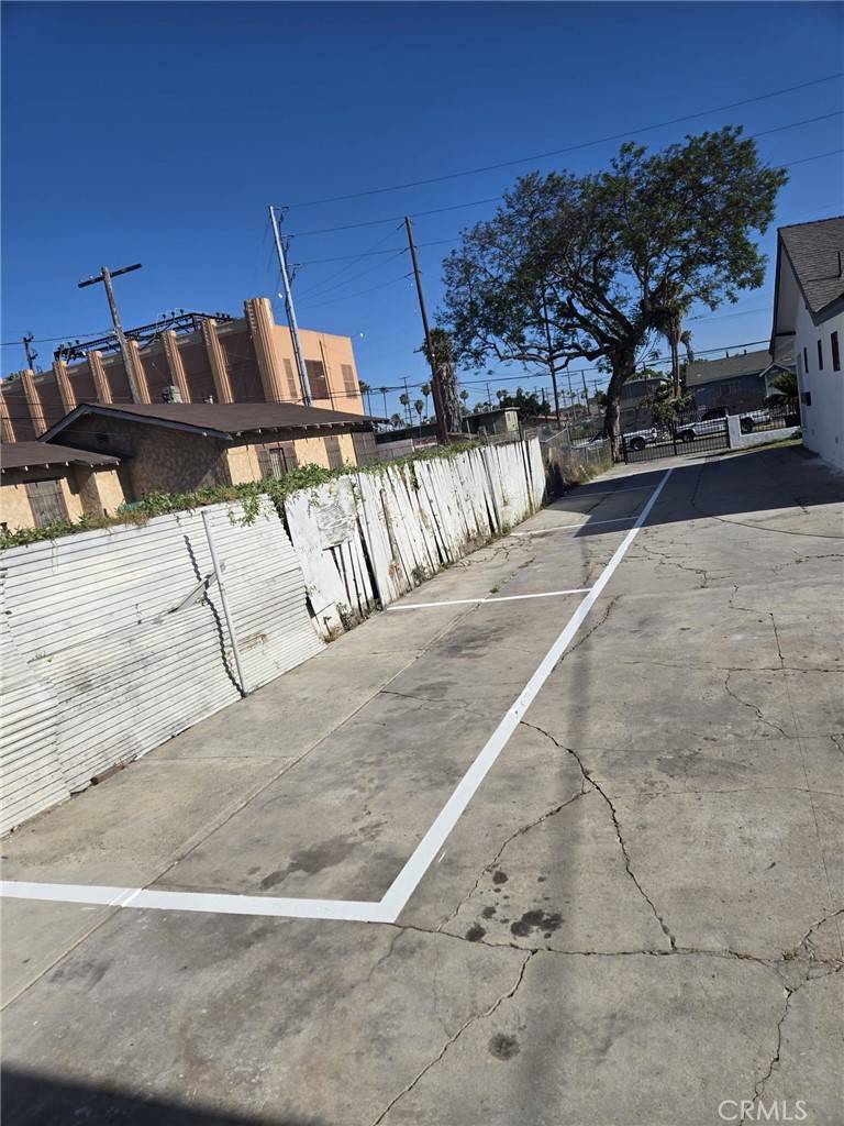 Los Angeles, CA 90044,521 W 78th