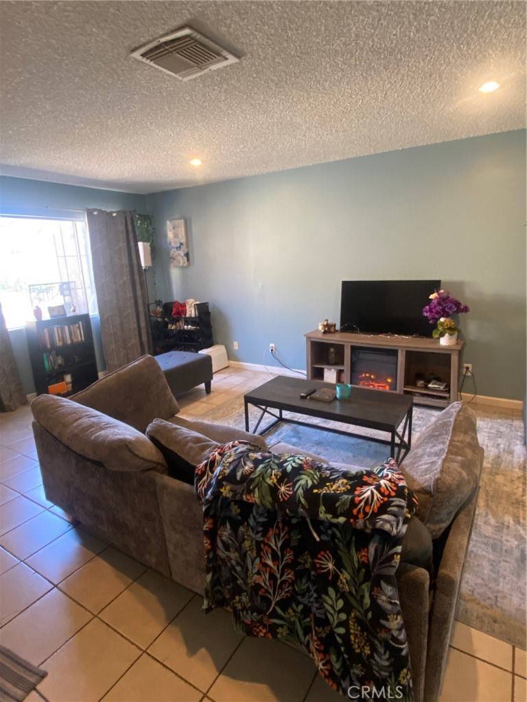 Fontana, CA 92335,8998 Mango AVE #H