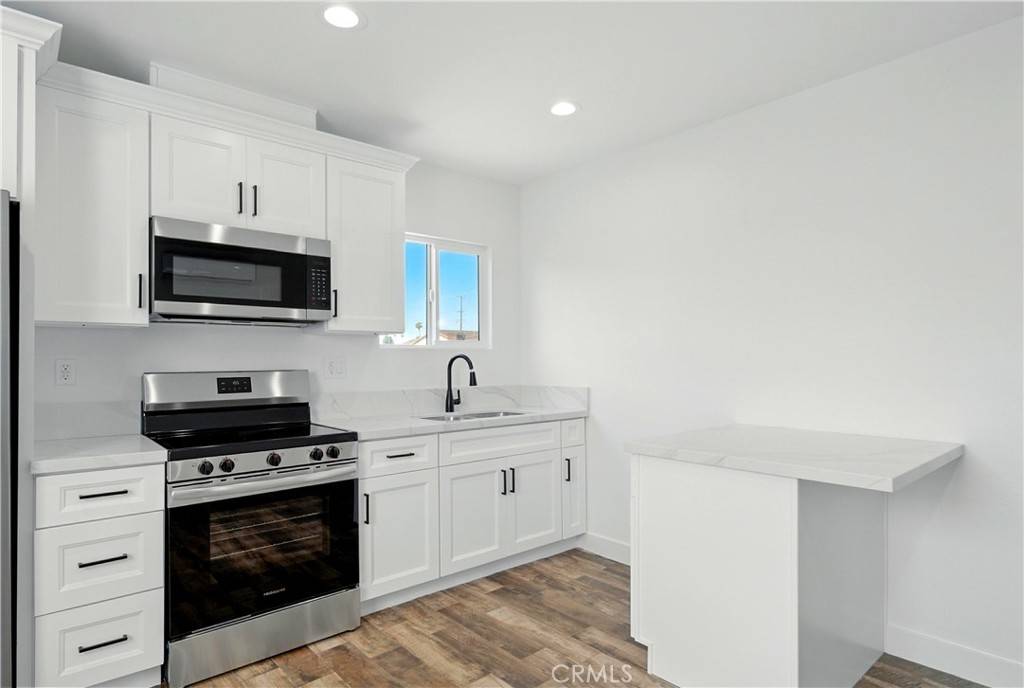 Los Angeles, CA 90044,521 78th W