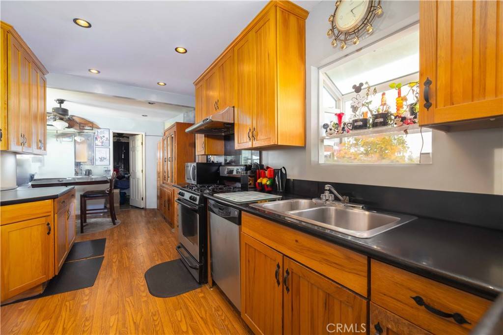 Los Angeles, CA 90042,329 Marie AVE