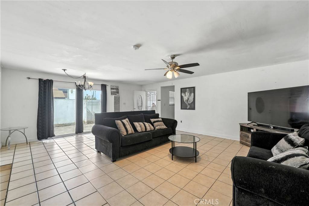 South Gate, CA 90280,10333 Capistrano AVE