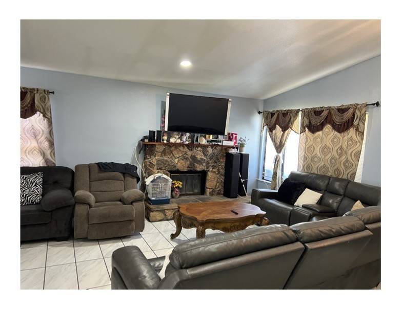 Fontana, CA 92335,17053 Pinedale CT
