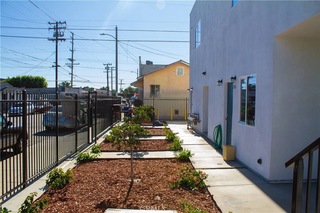 Los Angeles, CA 90001,1521 E 66th ST