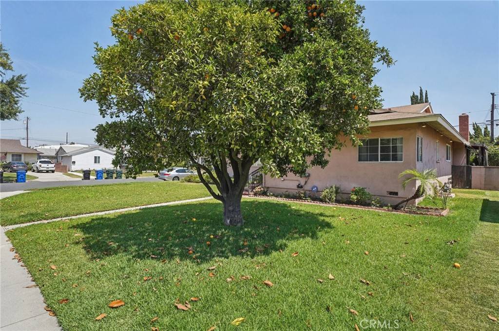 Downey, CA 90241,10302 Pomering RD