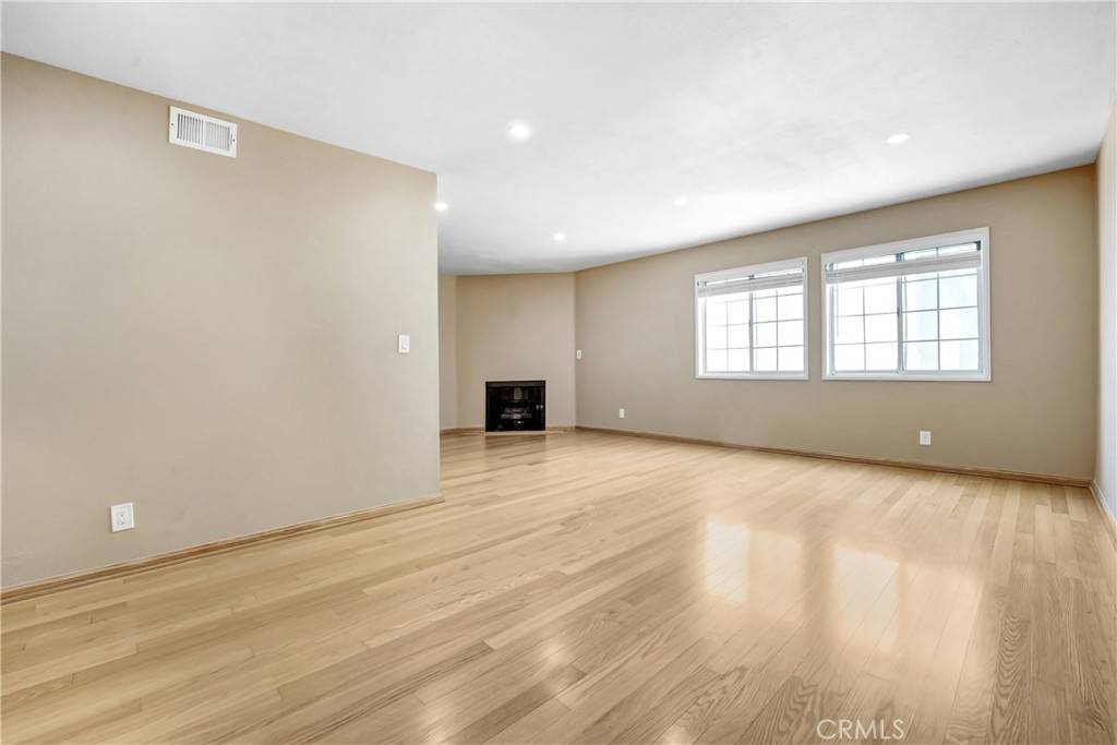 North Hollywood, CA 91602,4189 Vineland AVE #108