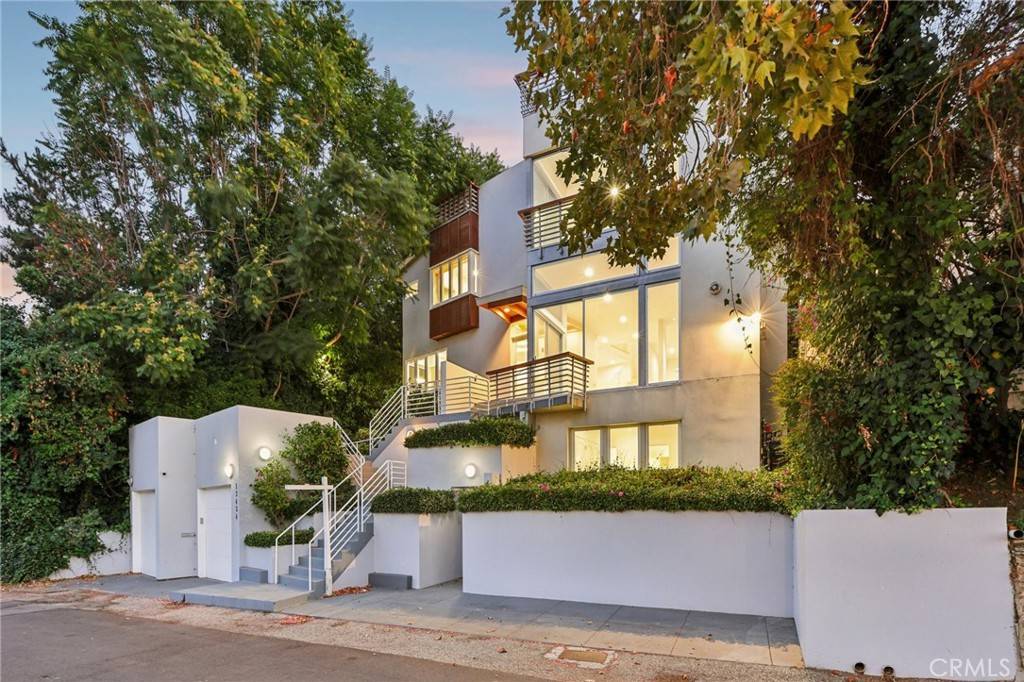 Sherman Oaks, CA 91423,13424 Contour DR