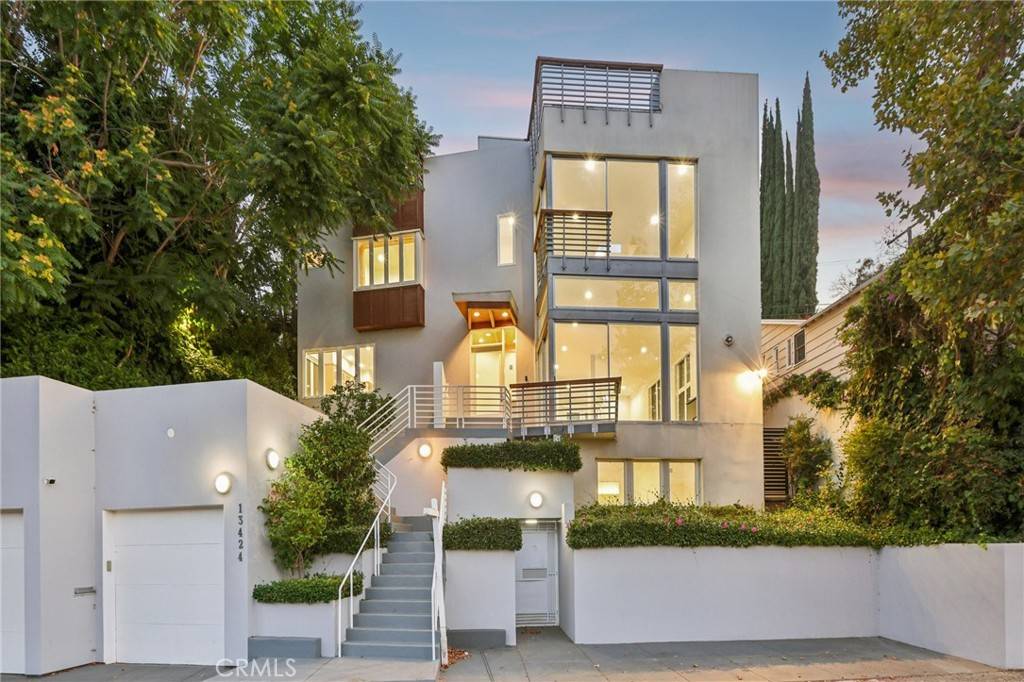 Sherman Oaks, CA 91423,13424 Contour DR