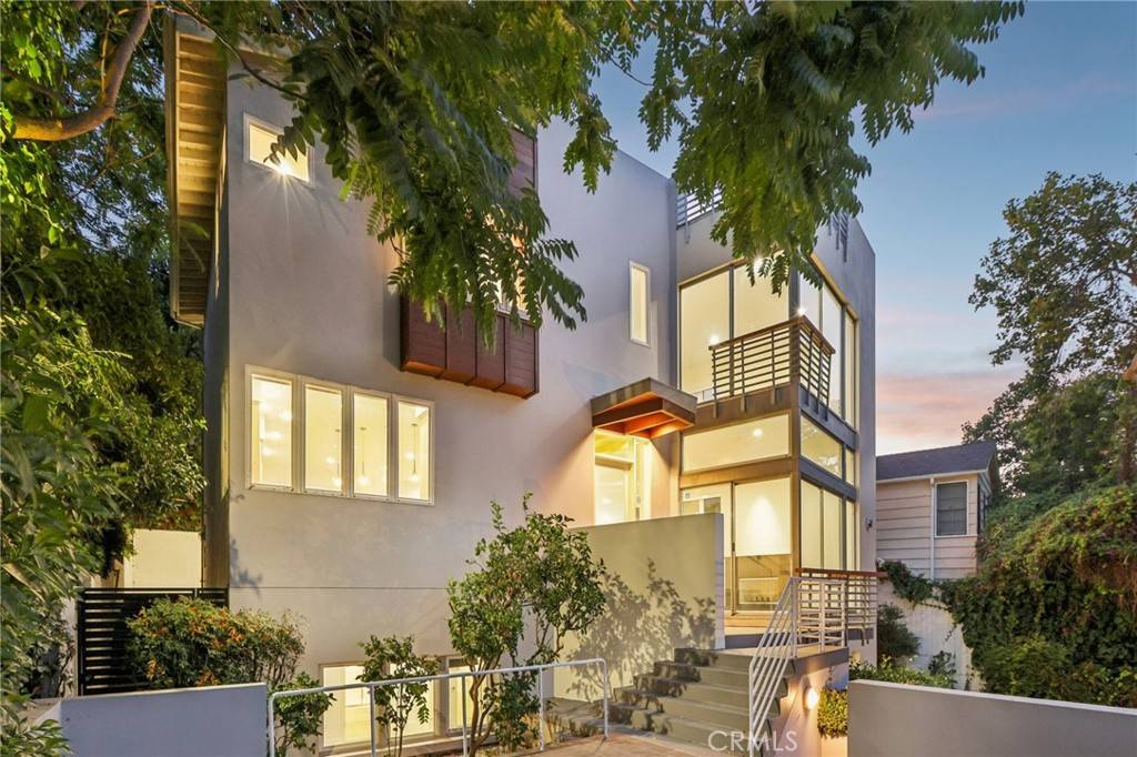 Sherman Oaks, CA 91423,13424 Contour DR