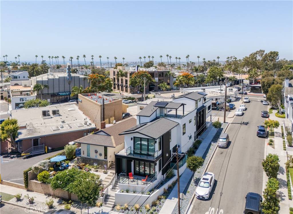 Corona Del Mar, CA 92625,521 1/2 Iris AVE
