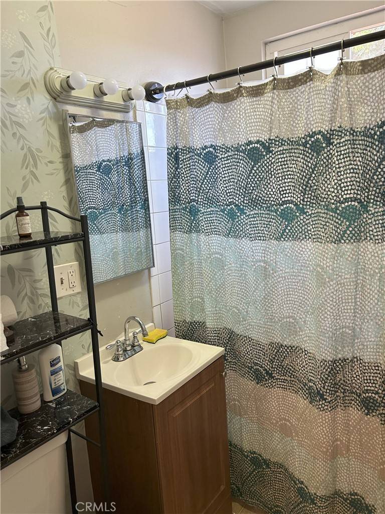 Long Beach, CA 90810,1233 1233 West 33rd Street