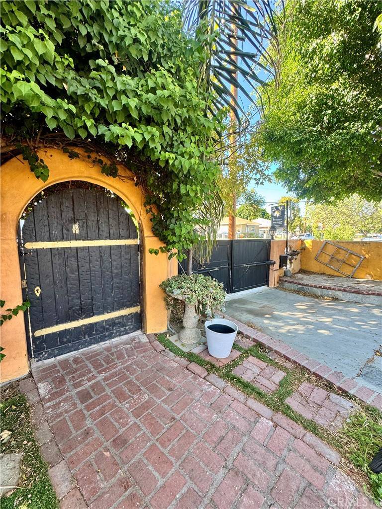 Reseda, CA 91335,7326 Vanalden
