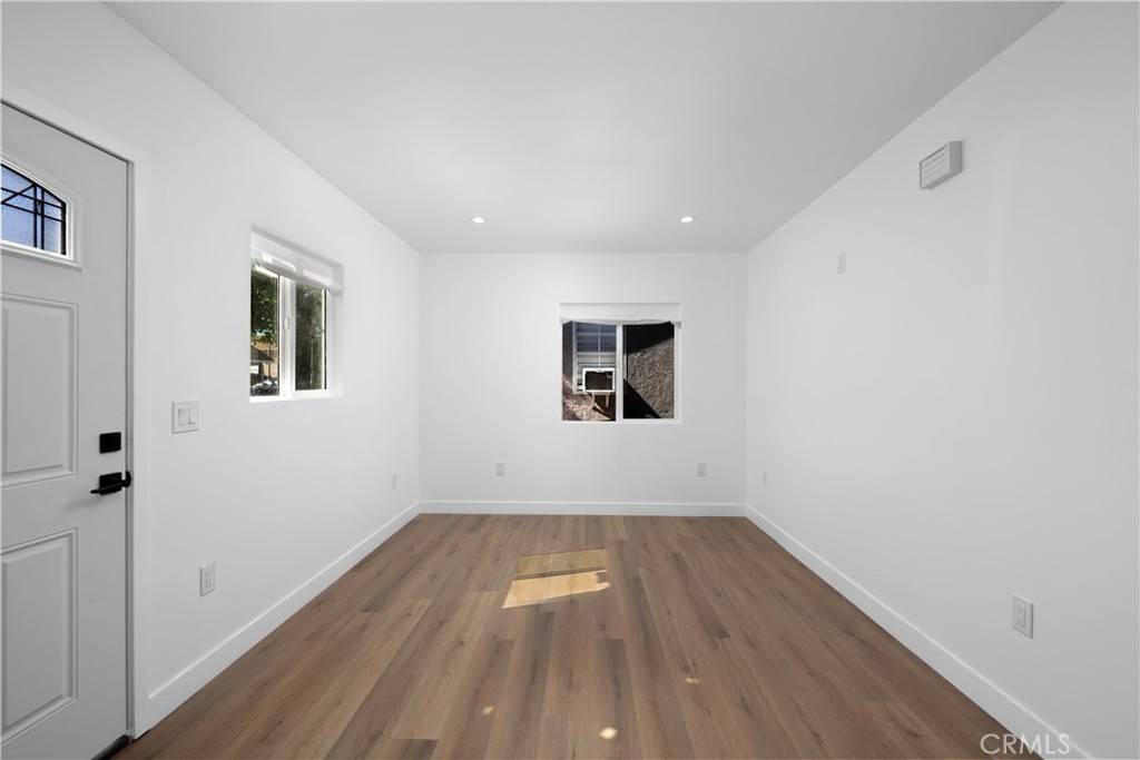 Los Angeles, CA 90001,8230 Compton AVE