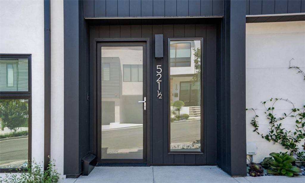 Corona Del Mar, CA 92625,521 1/2 Iris