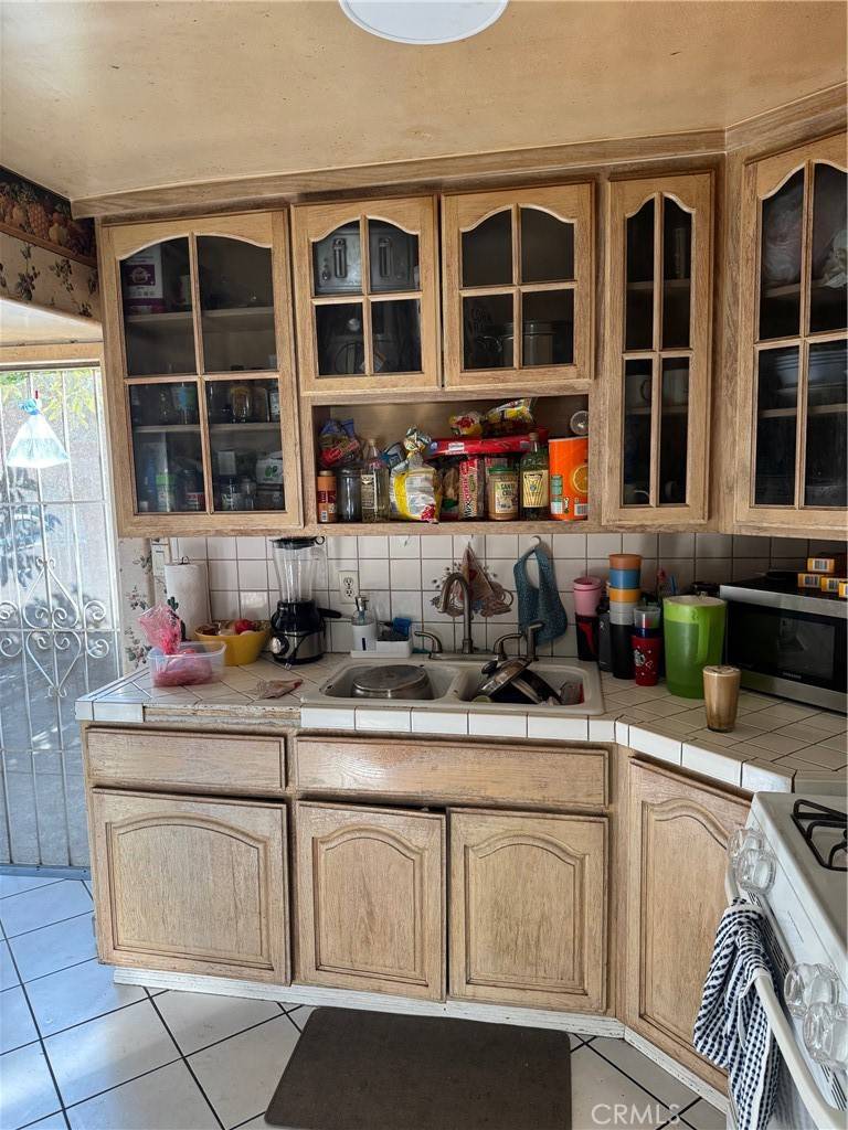 Los Angeles, CA 90044,860 W 73rd St.