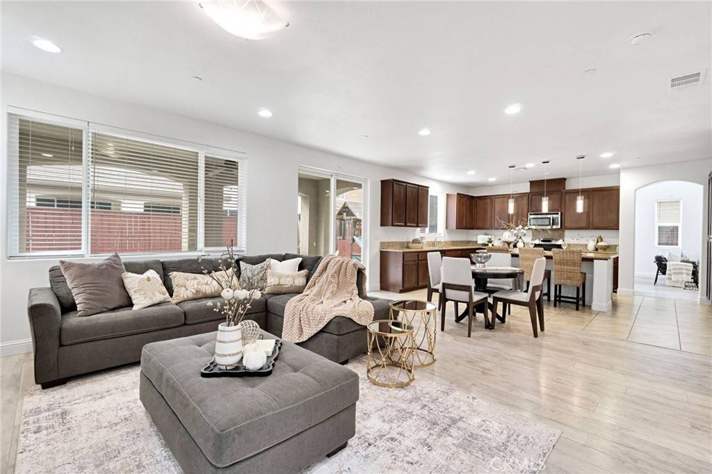 Clovis, CA 93619,1776 WHITEASH