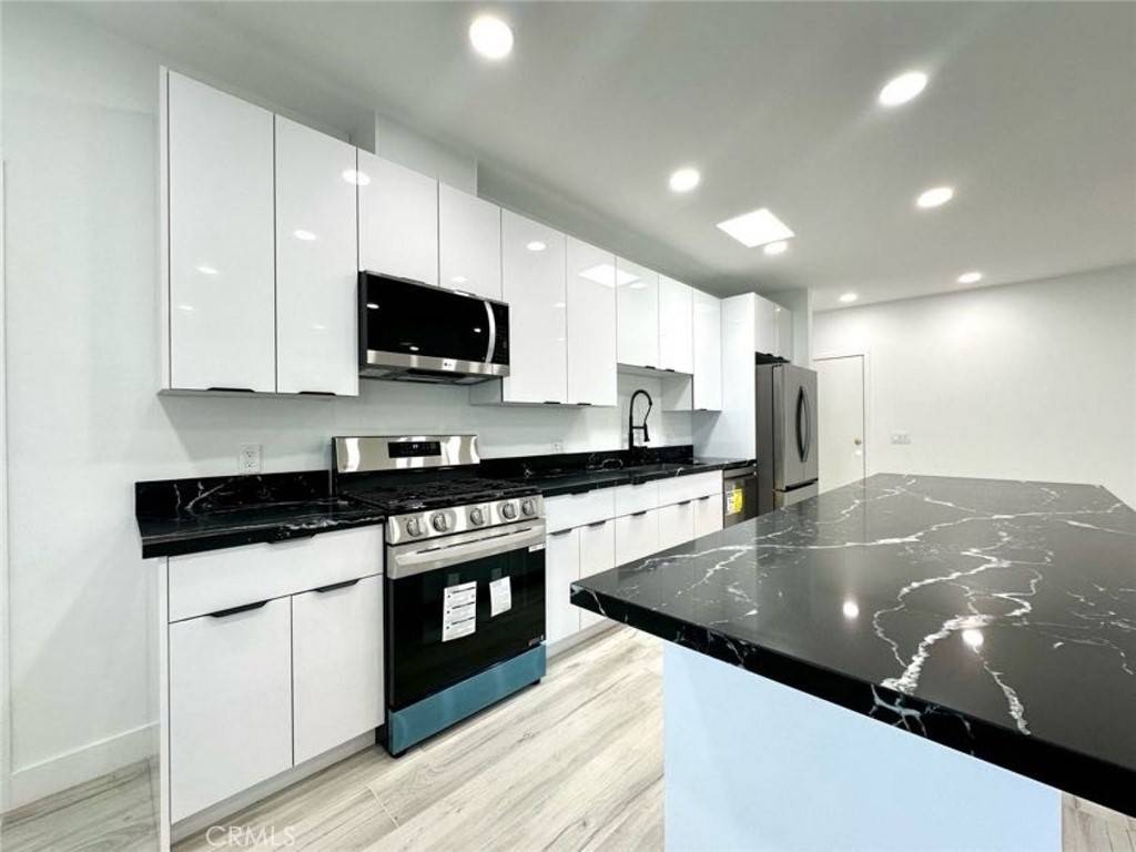 Van Nuys, CA 91401,6255 Woodman AVE #201