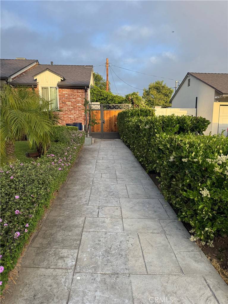 Sunland, CA 91040,10215 quill